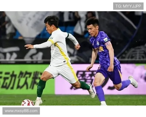 全国足球超级联赛激战正酣 北京国安客场挑战山东泰山展开生死之战