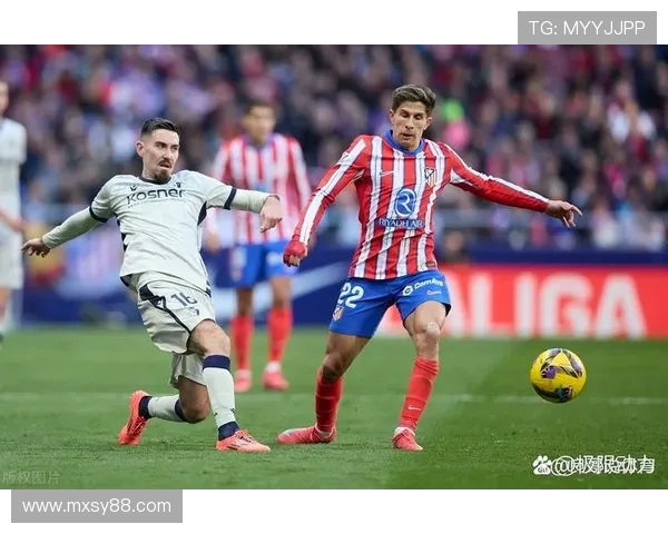 西甲联赛激战正酣 巴萨皇马争冠形势扑朔迷离 进攻火力全开防守漏洞频现